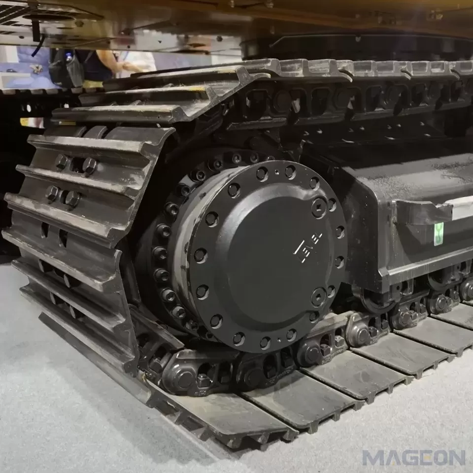 How can heavy steel crawlers be designed and customized to suit comp